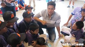 陳偉殷安慰美濃少棒小球員（圖／記者王怡翔攝）