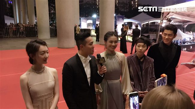 周冬雨、馬思純不鬩牆　姐妹裝亮相