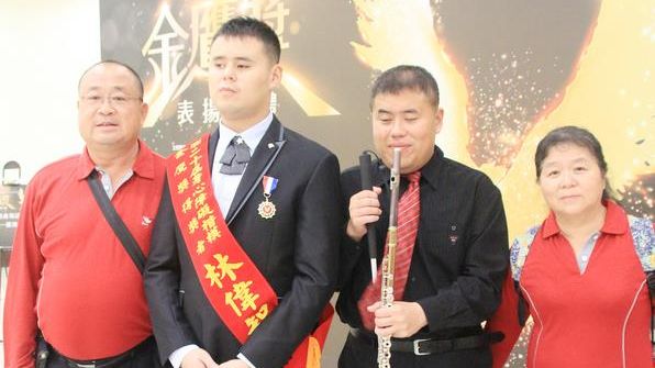 全盲自閉兒成音樂王子　媽媽絕不喊苦