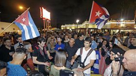 古巴政府正式宣布前總統斐代爾．卡斯楚（Fidel Castro）過世後不到半小時，美國佛羅里達州邁阿密的小哈瓦那（Little Havana）街區洋溢著一片歡欣鼓舞的氣氛。（圖／美聯社／達志影像）