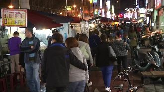 婦人逛夜市　慘遭空拍機突襲險失明