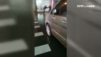 是鹹酥雞惹禍嗎？兩男子街頭扭打互毆