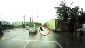 J搶黃燈撞人1200