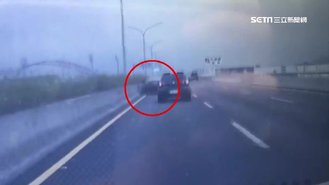 超扯疲勞駕駛　連跨3車道自撞護欄逃