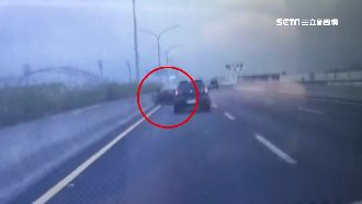 超扯疲勞駕駛　連跨3車道自撞護欄逃