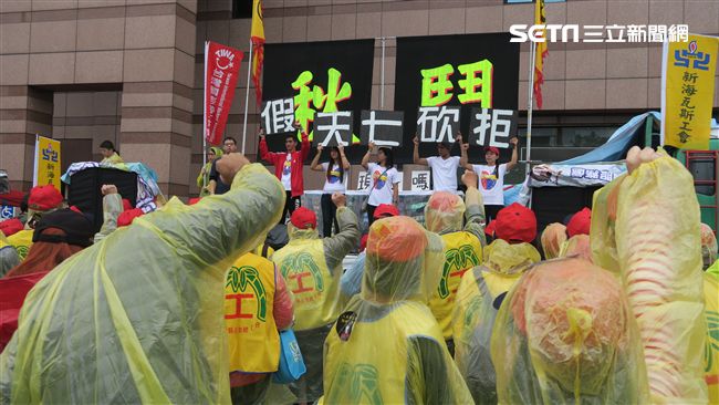 秋鬥冒雨登場　要戳破蔡政府假轉型