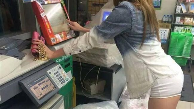 店員擺陣讓辣妹翹臀？網友看完邪惡了