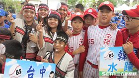  自由國小女球員和韓國國小球員聊天（圖／記者王怡翔攝）