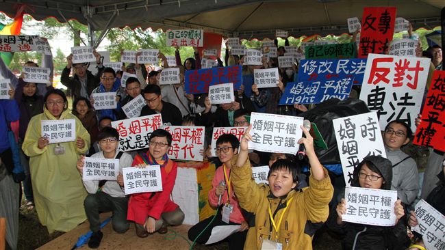 隔離不是平等　支持者冒雨挺婚姻平權