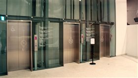 女受困台中歌劇院電梯　順利獲救
台中國家歌劇院27日下午傳出1名女性民眾受困電梯意
外，消防局人員到場會同維修廠商將受困民眾救出，女
子脫困表示僅有頭暈現象，經休息後已自行返家。
中央社記者廖壬楷攝　105年11月27日