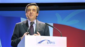 費雍（Francois Fillon）
https://www.flickr.com/photos/eppofficial/4400718149/in/photolist-oQoFyL-aZ9ku4-9V89yD-7GSQbR-4vfY3n-6WjNzY-6WfNMP-6WjNrf-6WfNYc-6WjMZf-7ZkVPD-pM1uZR-7Zp8aC-pK9RFb-6WfNCe-7HncJU-7Zp8fL-7HigpM-54YuvM-7HifrK-8aiTHu-7Hnd8C-7HnaRb-7CdEja-7HcXLo-8aiTEA-8aiTKU-7GYAFQ-7JPS5y-7H8BqT-7JPRcE-7HovgQ-7HjA62-7JPQYE-7Hn8vo-7JKWta-7H5EZg-7H93hi-7ZkVJc-7CdEor-7Hn7hb-7H5Efe-7Hic94-9zVc2G-9zVc1f-9zSddZ-9zVbW1-9zSd9Z-9zSd7D-9zVbPY