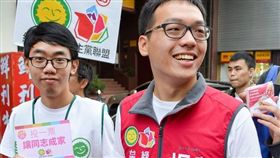 楊智達（右）參選台南市立法委員期間，伴侶洪國峰(左)也一同加入競選團隊，並為同志議題發聲。（圖／楊智達提供）