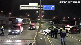 王男身揹三條毒品通緝見警加速逃逸，卻在碧潭橋上自撞分隔島遭逮（翻攝畫面）