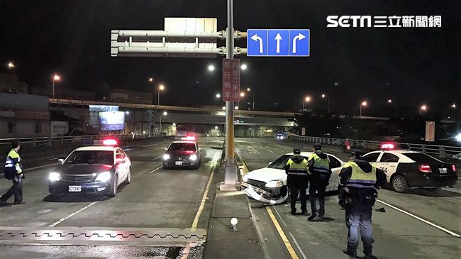 通緝犯見警心虛逃　自撞分隔島遭逮