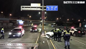 通緝犯見警心虛逃　自撞分隔島遭逮