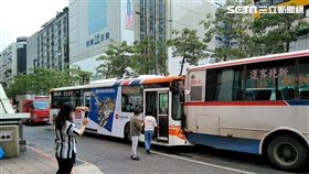 台北市忠孝東路四段發生2輛公車追撞車禍，造成15人分受輕重傷（翻攝畫面）