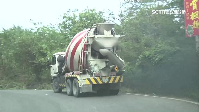 烏賊車沿路噴黑煙　居民崩潰：好臭