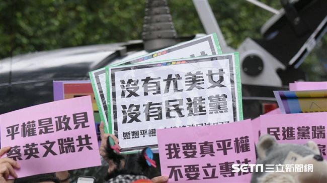 教授：為什麼吸毒被禁，同性戀卻沒？