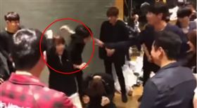 李世英疑似亂摸男團下體。（圖／翻攝自ST.Ives Youtube）