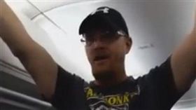 川普支持者在達美航空航班上羞辱其他不挺川普的乘客／CBS網站