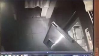 恐怖冰箱夜夜自動開門　網友全嚇壞