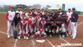 徐生明少棒南韓水踰和高雄鼓山合影（圖／記者王怡翔攝）