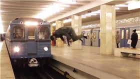 俄羅斯,極限運動,火車,月台,前空翻　圖／翻攝自YouTube