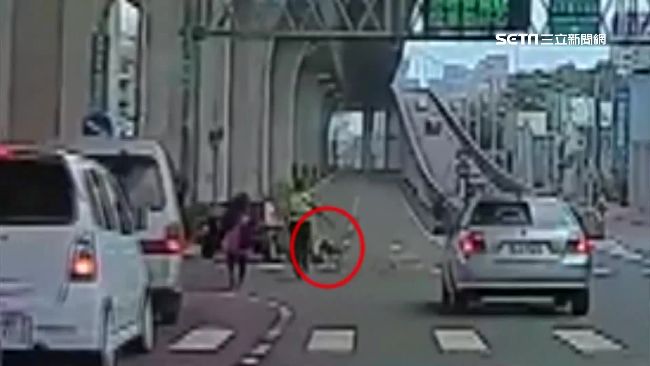 被撞後P檔失靈？婦警聯手追車摔好慘