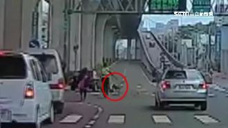 被撞後P檔失靈？婦警聯手追車摔好慘