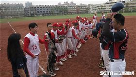 徐生明少棒韓國水踰國小和龍華國小賽前敬禮（圖／記者王怡翔攝）