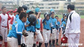 賽後雲林褒忠國小向水踰教練敬禮（圖／記者王怡翔攝）