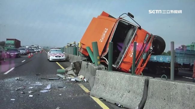 大貨車側翻分隔島　失控殃及3車