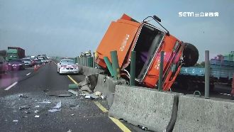 大貨車側翻分隔島　失控殃及3車