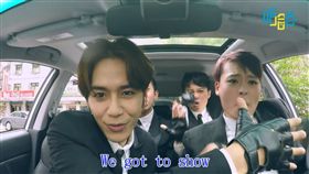 20161129慘遭垃圾砸帥臉　鼓鼓忍不住斜眼瞪！　圖／杰德創意影音提供、翻攝自HahaTai 哈哈台