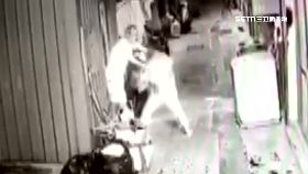 吵架男砍女2400.