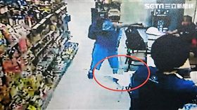 李婦向超商借廁所不成「挫屎」，前往電影院清潔後用內褲做成屎球，回頭丟擲店長挨告（翻攝畫面）