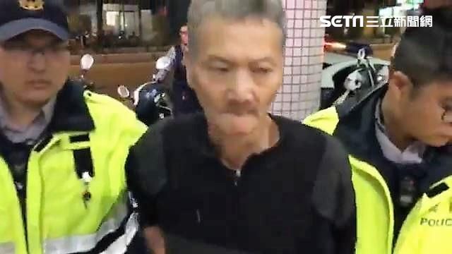 怪男持刀閒晃　警衛拿拖把扭打壓制