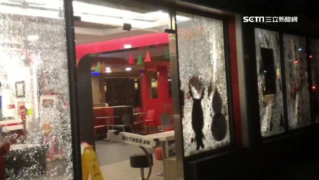 玻璃門太乾淨　女撞掉門牙告店家勝訴