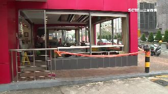 帽T男持鐵棍　凌晨狠砸速食店玻璃