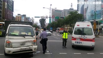 快訊／救護車載送病患遭貨車追撞
