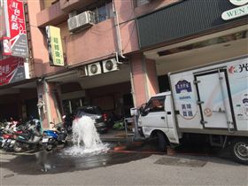 馬路三寶,手滑,消防栓,自來水公司,酒測,方向盤　圖／翻攝