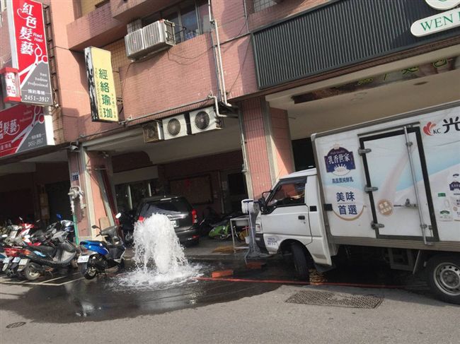 馬路三寶「手滑」撞斷消防栓毀七車