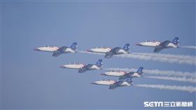 台中清泉崗空軍基地26日對外公開營區參觀，雷虎小組特技編隊　圖／記者林敬旻攝