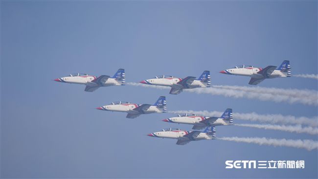 「機上視角」雷虎空中翻轉特技大公開