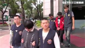 李男開車載友紅線違停遭警盤查，友人跑百米丟槍毒仍遭逮（翻攝畫面）