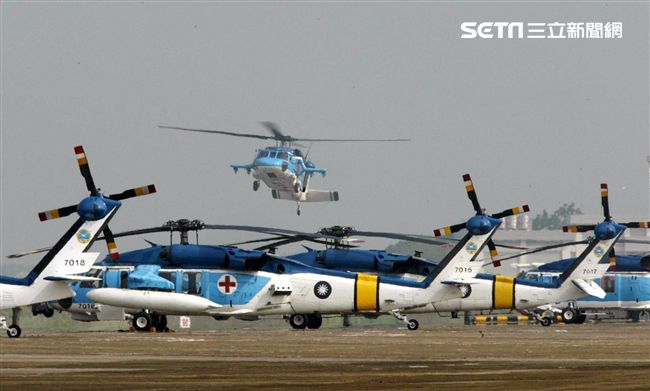 空軍海鷗救護隊使用S70C直升機，負責執行失事機及遇難船艦搜救、傷患運送、災民搶救、沿海巡邏、高山離島運補、各級長官專機等各項任務。（記者邱榮吉/攝影）