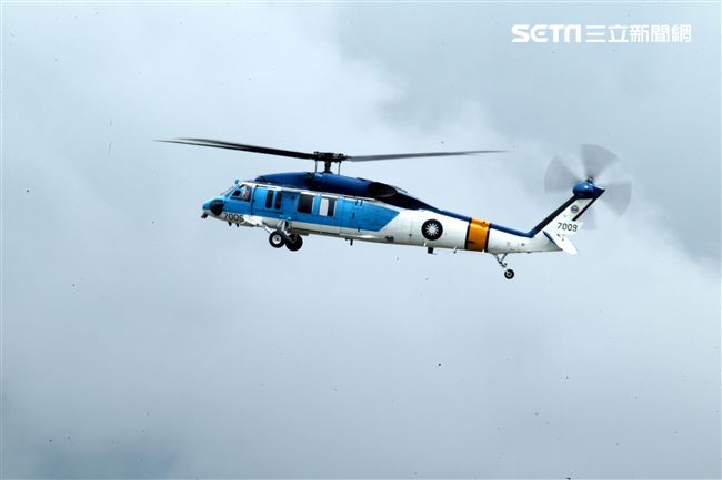 空軍海鷗救護隊使用S70C直升機，負責執行失事機及遇難船艦搜救、傷患運送、災民搶救、沿海巡邏、高山離島運補、各級長官專機等各項任務。（記者邱榮吉/攝影）