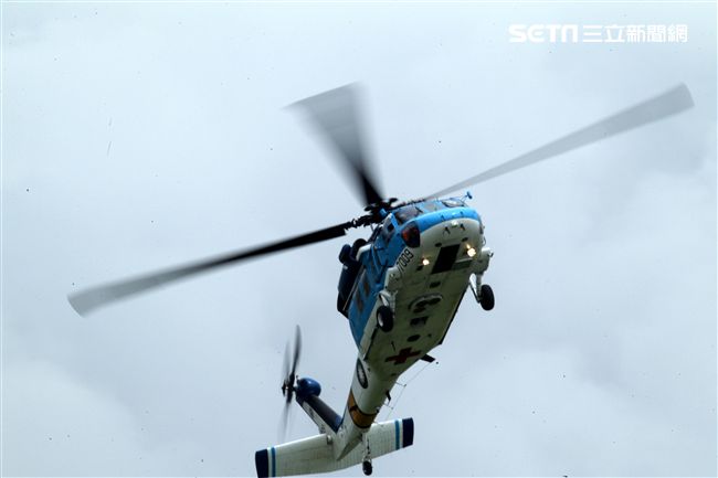 空軍海鷗救護隊使用S70C直升機，負責執行失事機及遇難船艦搜救、傷患運送、災民搶救、沿海巡邏、高山離島運補、各級長官專機等各項任務。（記者邱榮吉/攝影）
