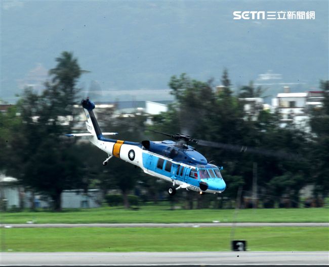 空軍海鷗救護隊使用S70C直升機，負責執行失事機及遇難船艦搜救、傷患運送、災民搶救、沿海巡邏、高山離島運補、各級長官專機等各項任務。（記者邱榮吉/攝影）
