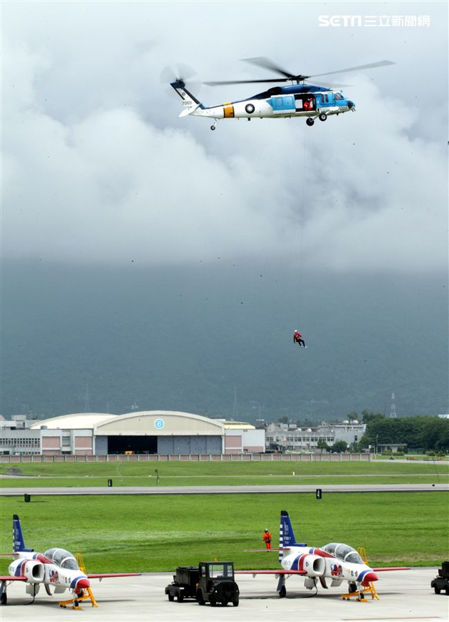 空軍海鷗救護隊使用S70C直升機，負責執行失事機及遇難船艦搜救、傷患運送、災民搶救、沿海巡邏、高山離島運補、各級長官專機等各項任務。（記者邱榮吉/攝影）